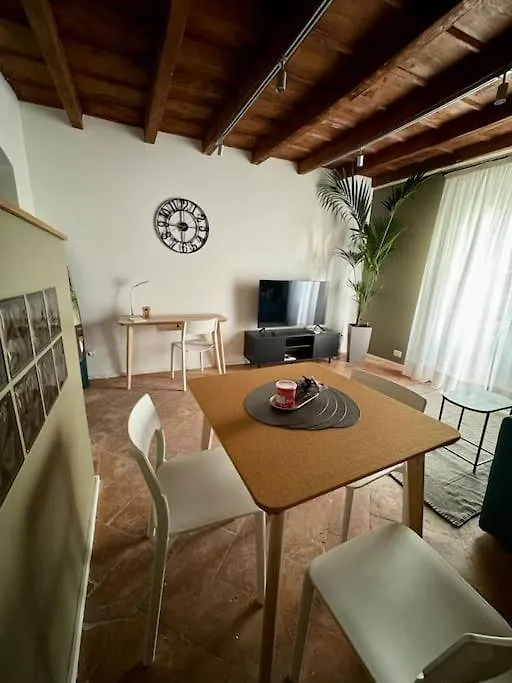 ミラノSplendido Bilocale In Via Madonnina, Zona Breraアパートメント アパート ミラノ